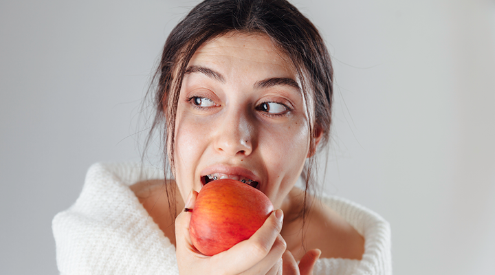 Eating apples with braces can cause serious damage to braces, specifically the incisor brackets. Check out these tips to enjoy your apples without causing damage to braces.